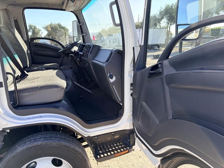 2023-isuzu-nrr-image-15