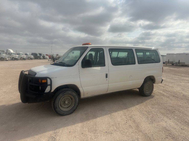 2013-ford-e350-image-1