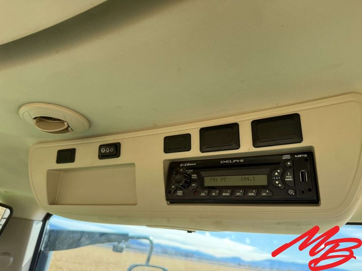 2010-john-deere-8245r-image-33