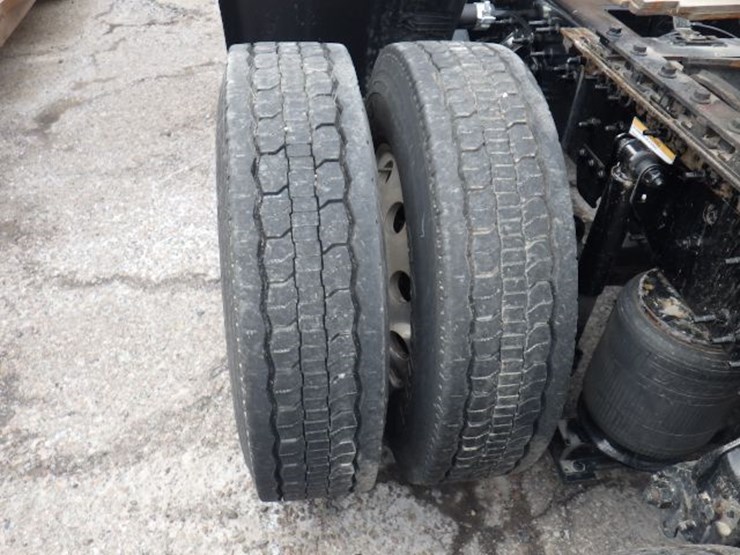 2022-volvo-vnl300-image-18