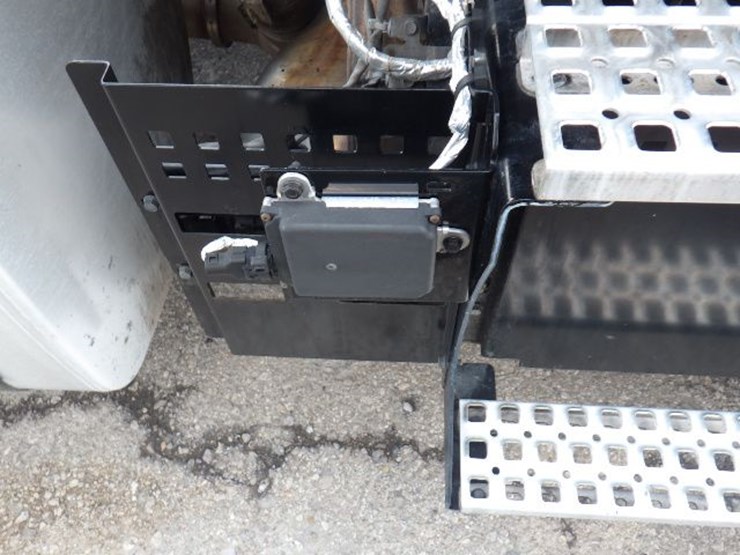 2022-volvo-vnl300-image-6