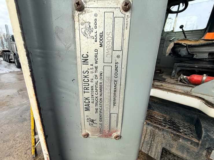 1988-mack-dm690s-image-63