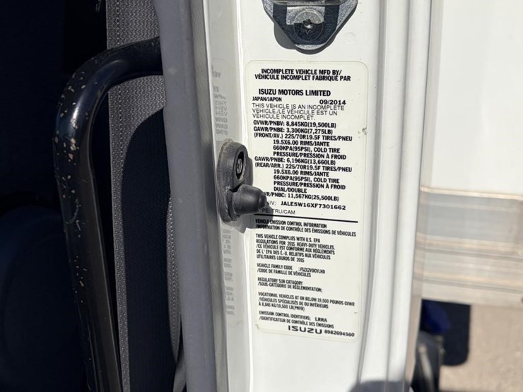 2015-isuzu-nrr-image-21