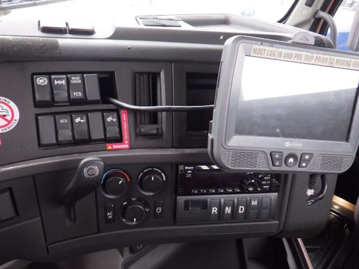 2019-volvo-vnl300-image-16