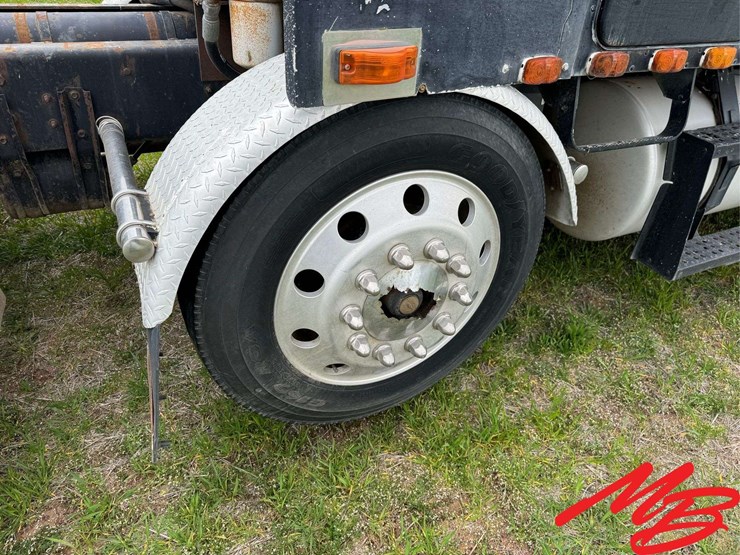 1990-freightliner-fld120-image-9