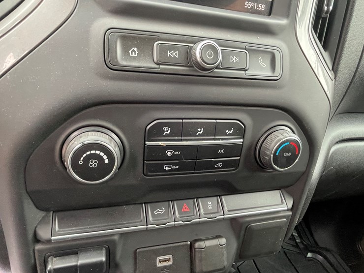 2020-chevrolet-2500hd-image-35