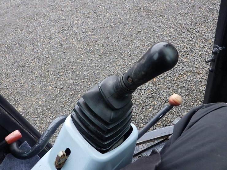 2013-yanmar-vio35-5b-image-38