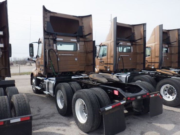 2022-volvo-vnl300-image-13