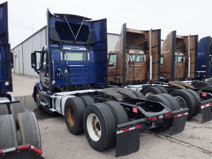 2020-volvo-vnl300-image-12