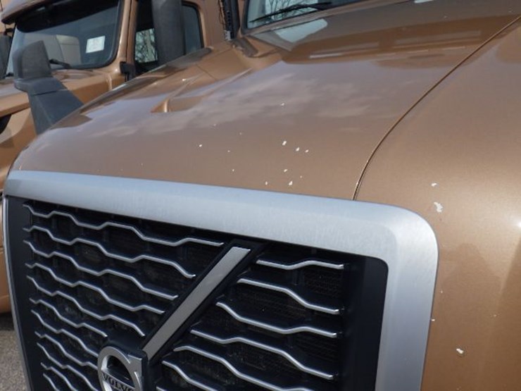 2022-volvo-vnl300-image-4