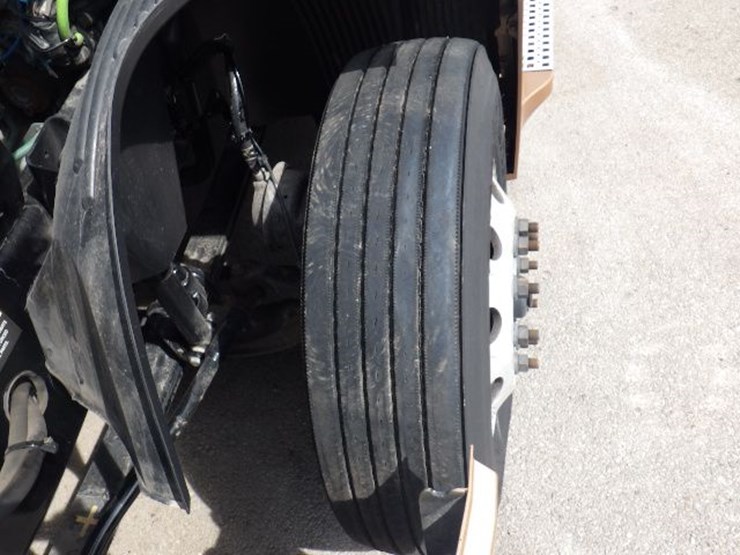 2023-volvo-vnl300-image-18