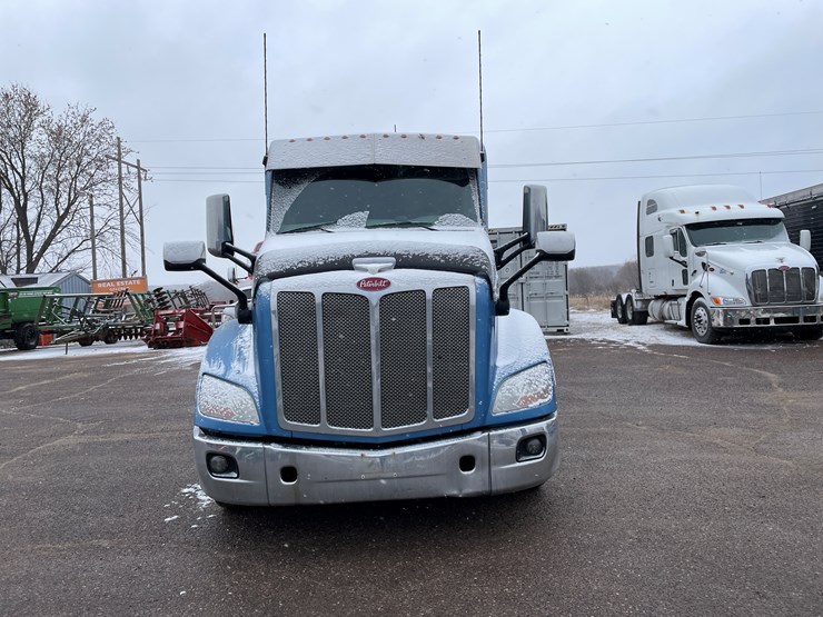 2019-peterbilt-579-image-2
