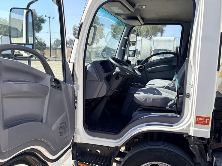 2017-isuzu-nrr-image-16