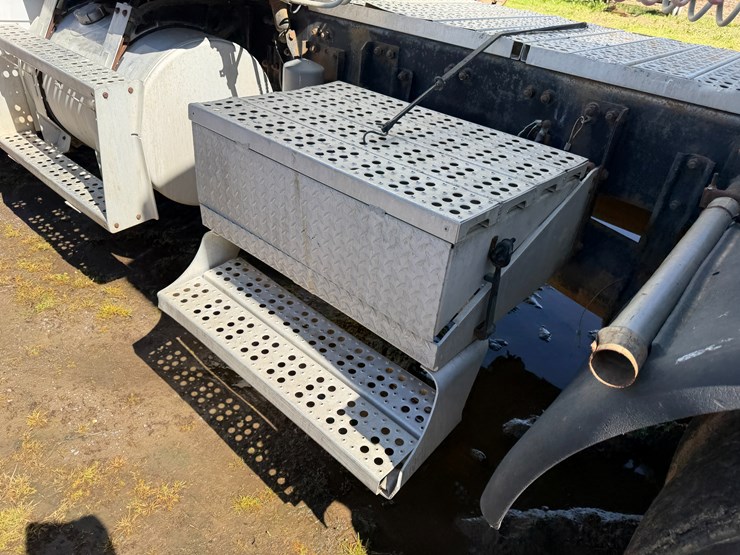 #42453-•-1996-freightliner-daycab-truck-tractor-vin:-1fupdcxb8th744360-image-23