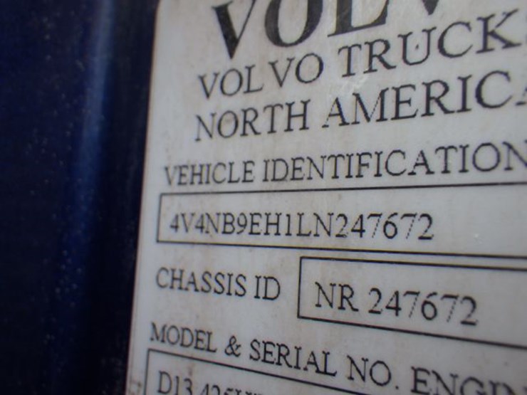 2020-volvo-vnl300-image-18