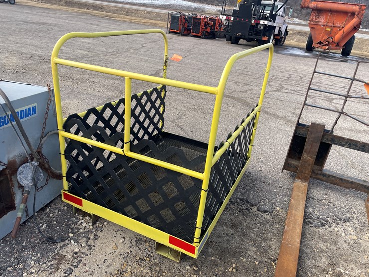 #2493-•-pallet-fork-man-basket-image-4