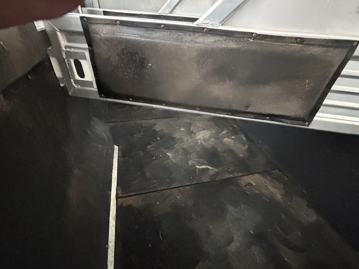 #1075-•-2005-featherlite-(4)-horse-slant-load-trailer-with-living-quarters-(nelson,-wi)-(has-wi-title)-image-23