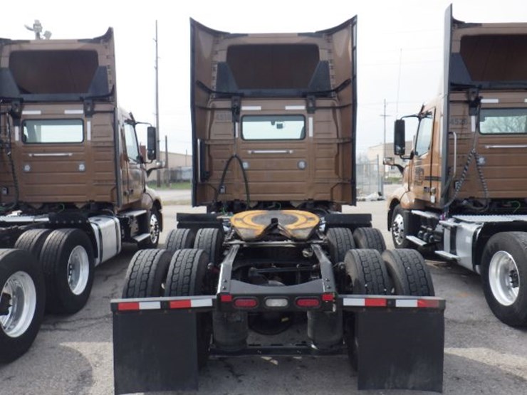 2022-volvo-vnl300-image-13