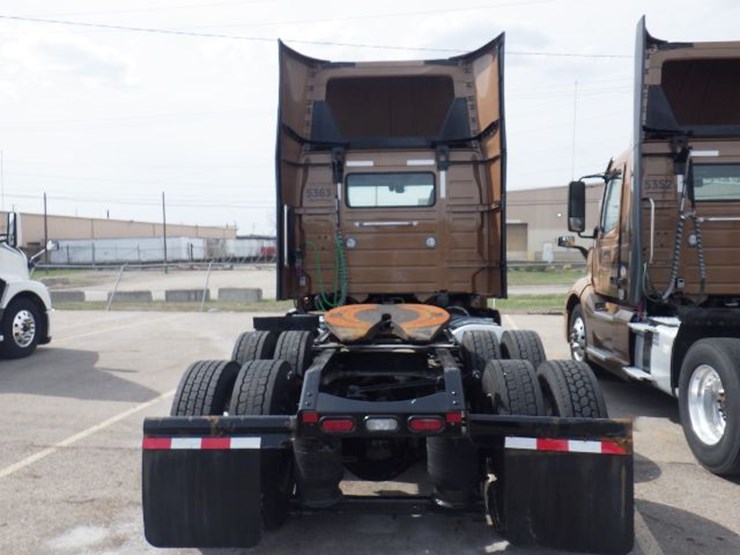 2023-volvo-vnl300-image-6