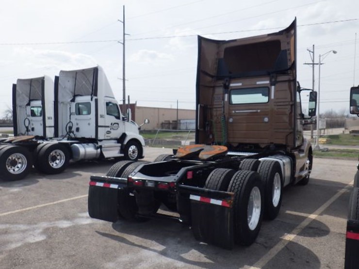 2023-volvo-vnl300-image-5