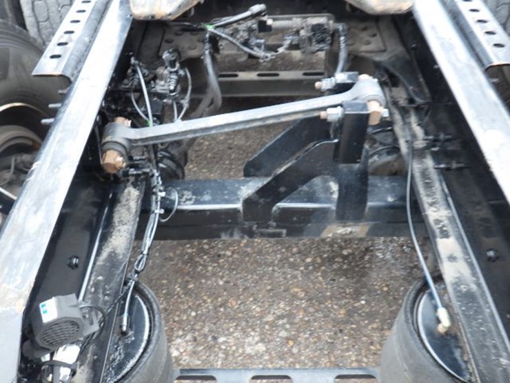 2018-volvo-vnl300-image-11