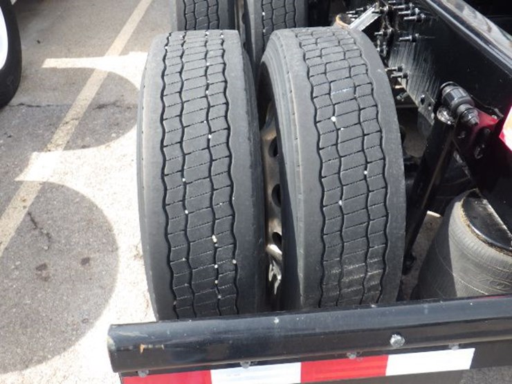 2023-volvo-vnl300-image-13