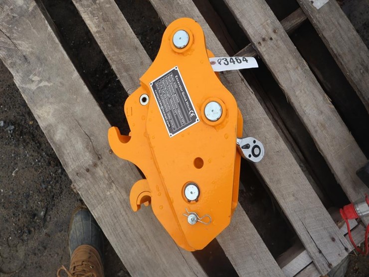 future-excavator-quick-hitch-image-2