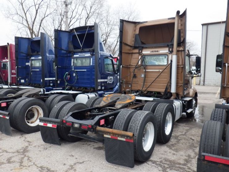 2019-volvo-vnl300-image-10