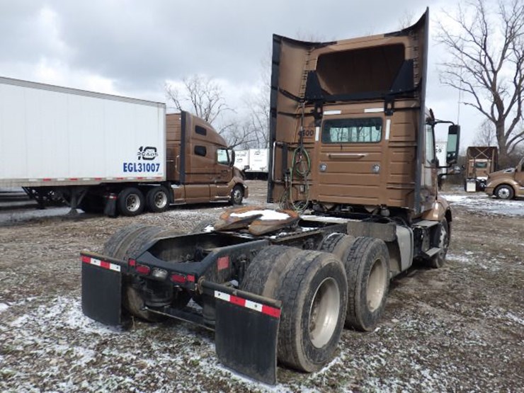 2022-volvo-vnl300-image-11