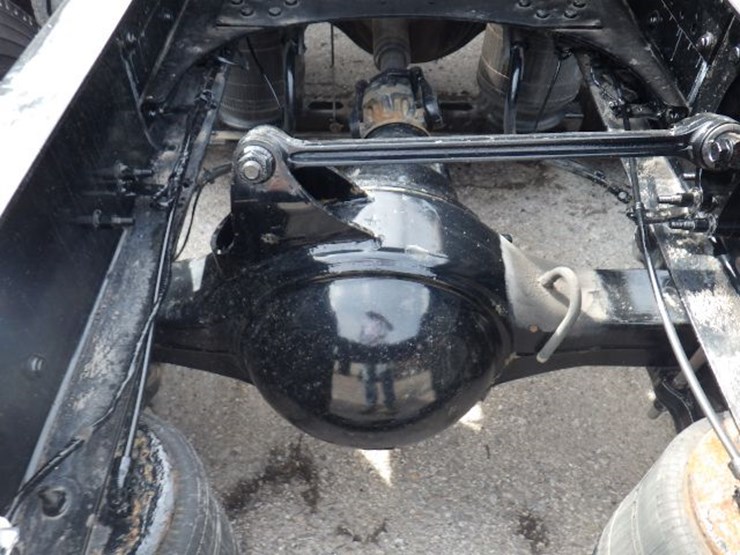 2022-volvo-vnl300-image-15