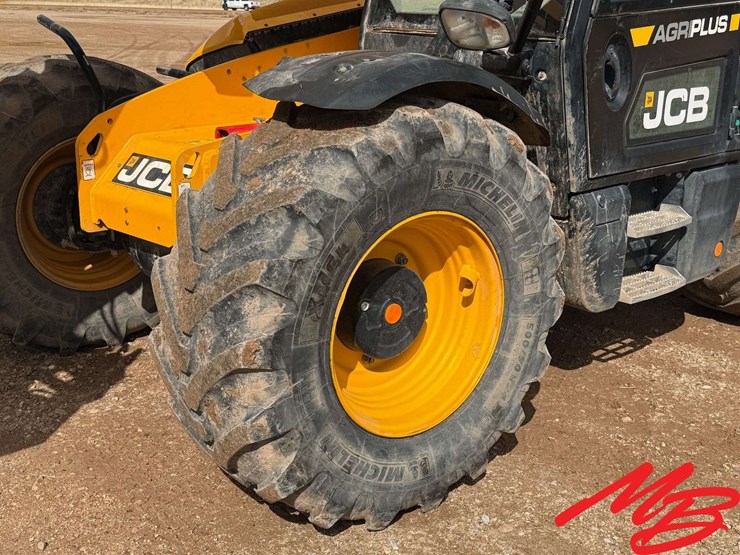 2021-jcb-542-70-agri-plus-image-16