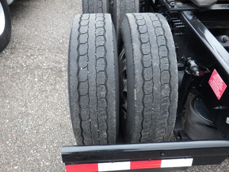 2022-volvo-vnl300-image-15