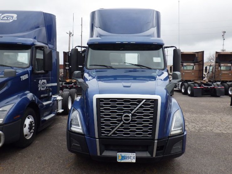 2018-volvo-vnl300-image-2