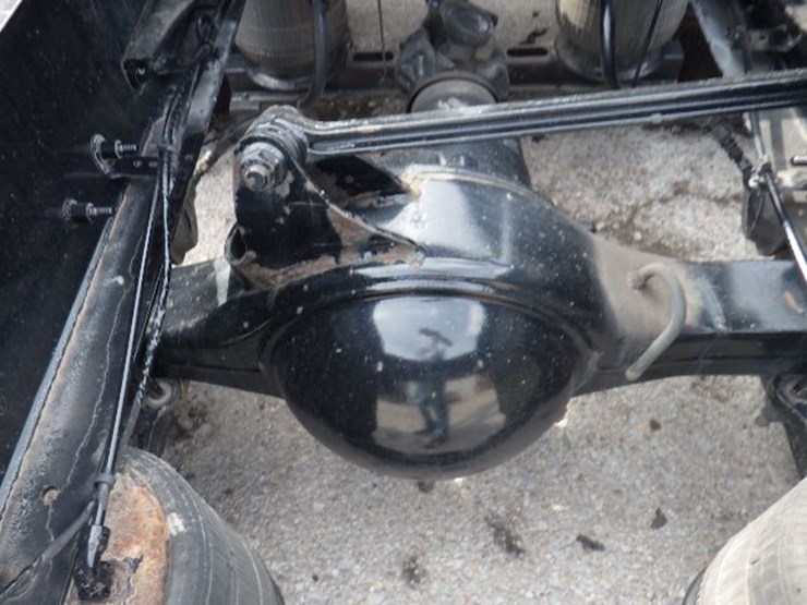 2022-volvo-vnl300-image-12