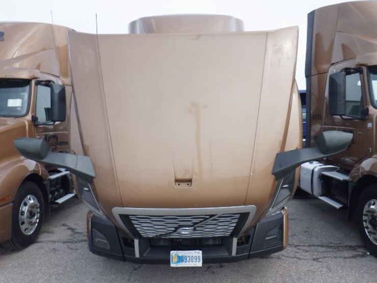 2022-volvo-vnl300-image-26