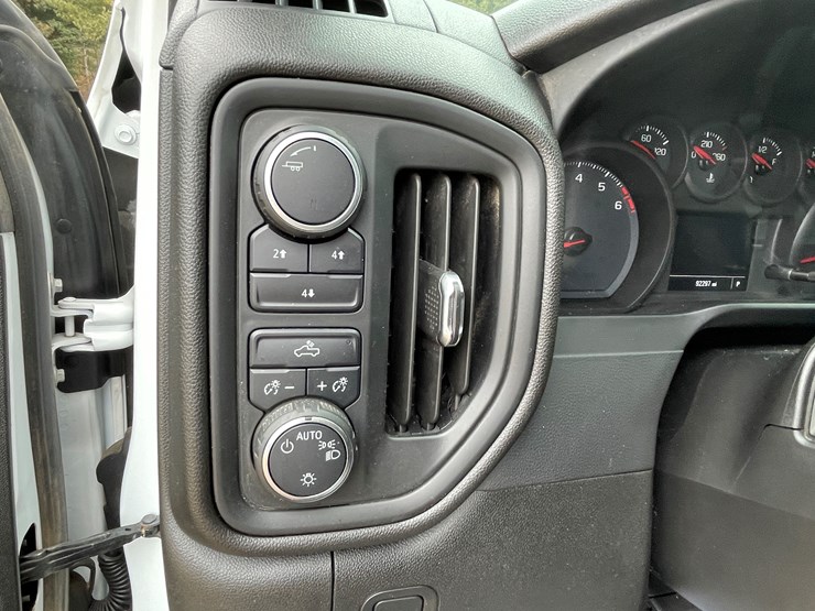 2020-chevrolet-2500hd-image-38