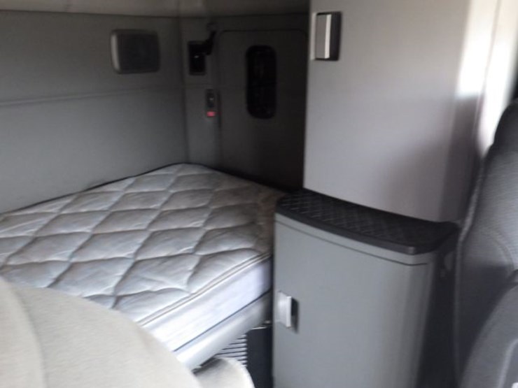 2022-kenworth-t680-image-6