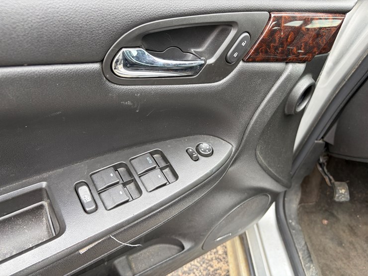 #1021-•-2014-chevy-impala-ltz-limited-(eau-claire,-wi)-(has-wi-title)-image-17