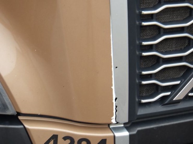 2019-volvo-vnl300-image-5