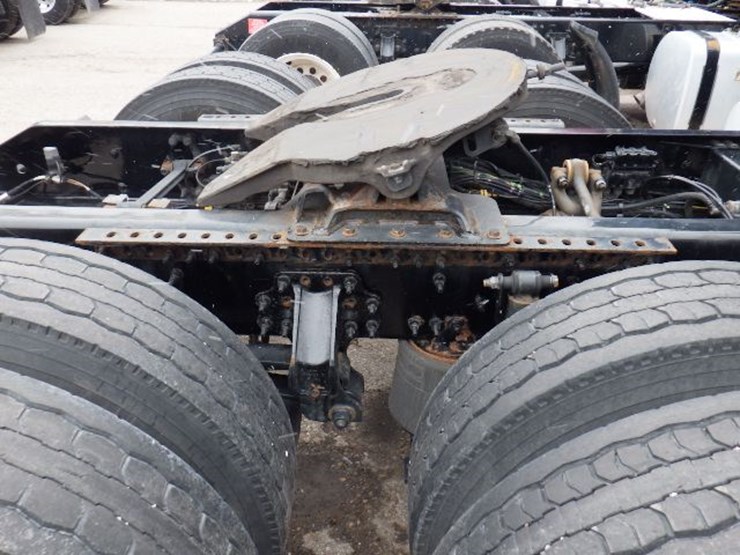 2020-volvo-vnl300-image-6