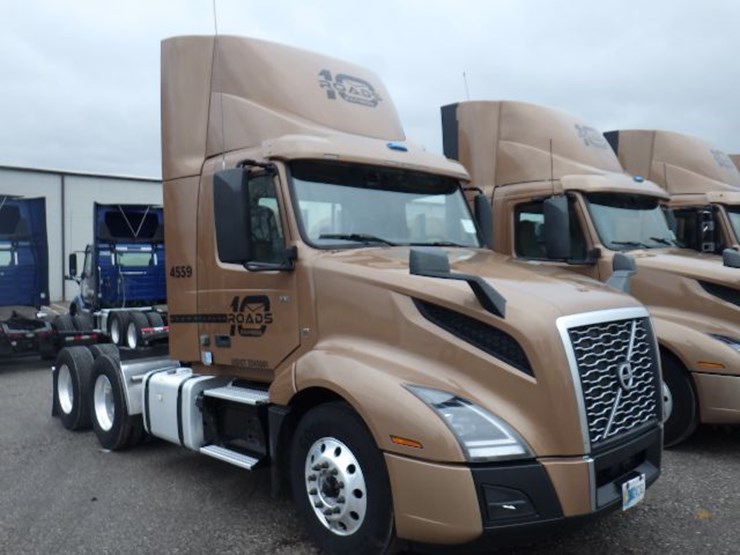 2022-volvo-vnl300-image-3