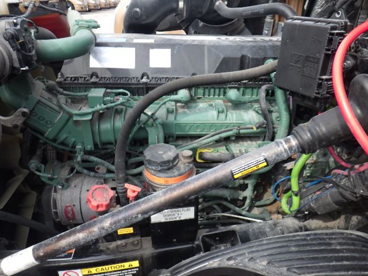 2022-volvo-vnl300-image-23