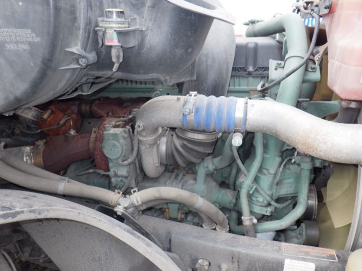 2022-volvo-vnl300-image-25