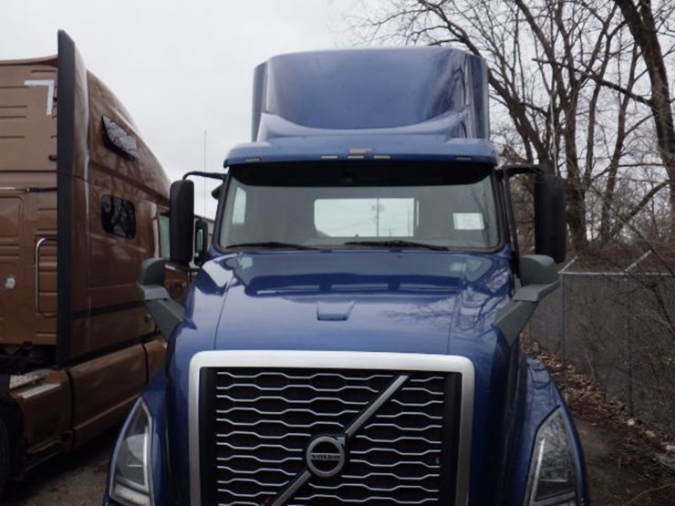 2019-volvo-vnl300-image-2