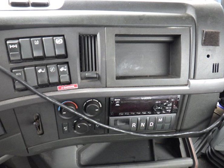 2018-volvo-vnl300-image-18