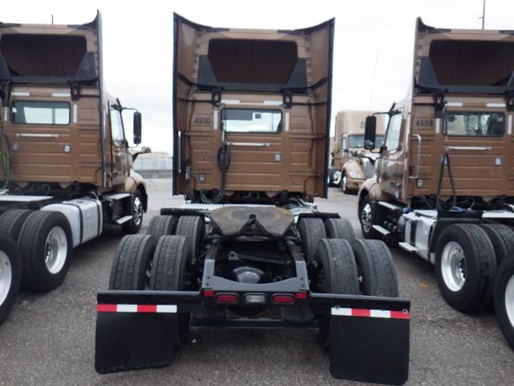 2022-volvo-vnl300-image-11