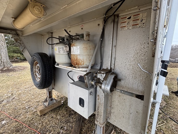 #1075-•-2005-featherlite-(4)-horse-slant-load-trailer-with-living-quarters-(nelson,-wi)-(has-wi-title)-image-17