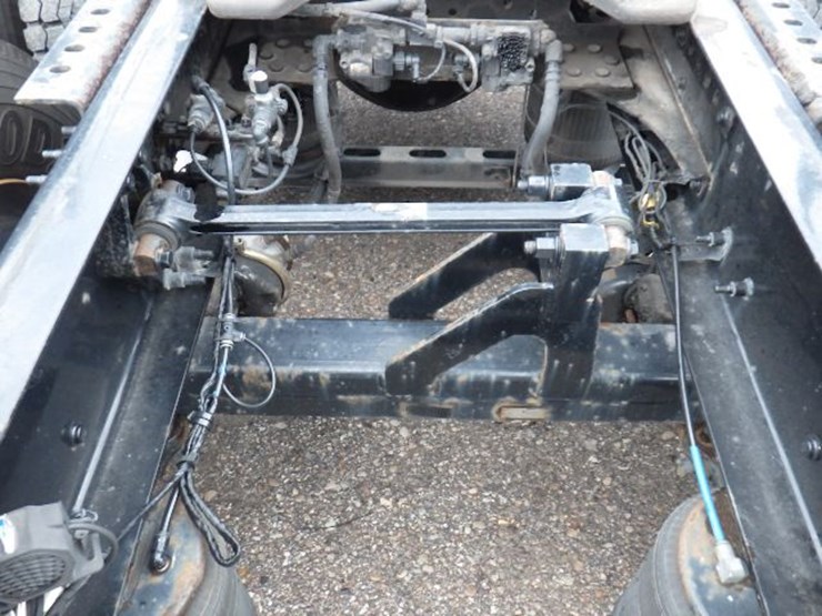 2019-volvo-vnl300-image-12