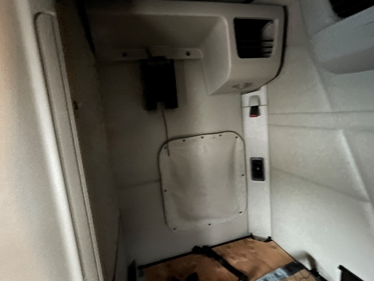 2019-peterbilt-579-image-45