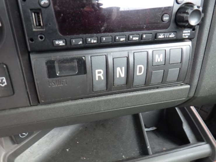 2022-volvo-vnl300-image-18